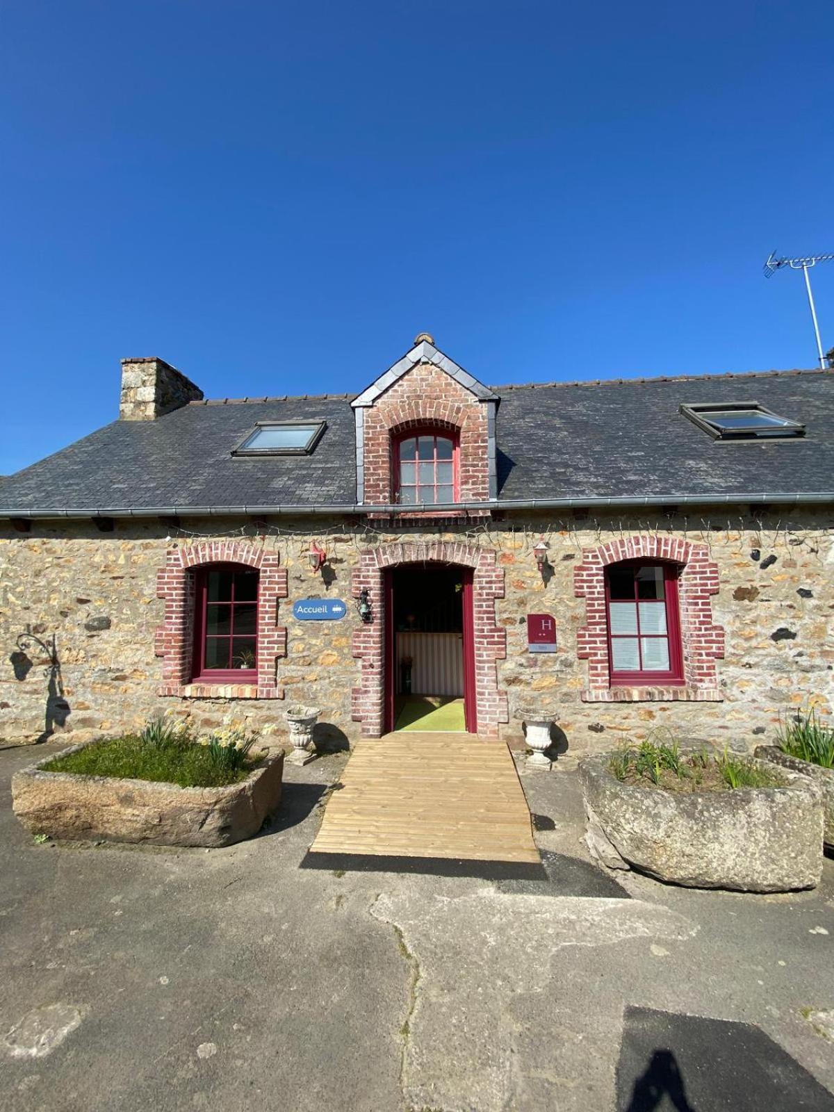 Hotel Les Voisins Beaucemaine Ploufragan Bagian luar foto